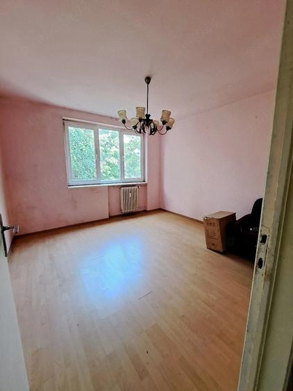 Apartament cu 3 camere semidecomandat în Funcționarilor