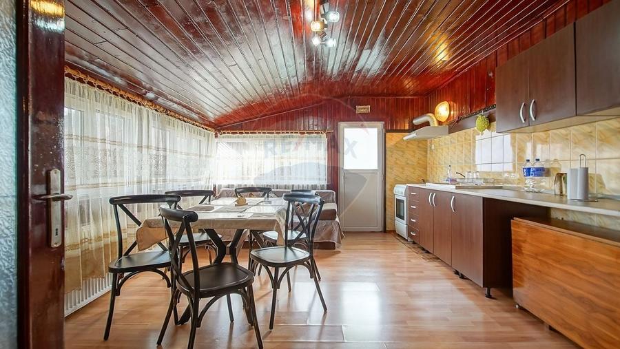 Casă individuală cu 8 camere cu Teren 485 Mp în Central