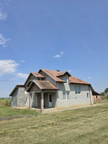 Casă cu Teren 1500 Mp în Jidvei