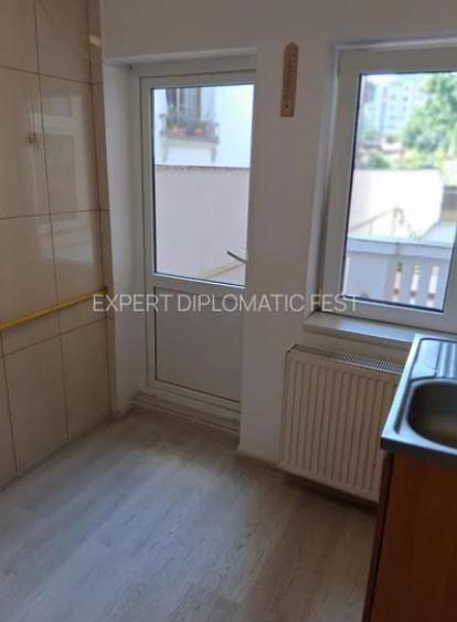 Casă cu 8 camere cu Teren 132 Mp în Tineretului