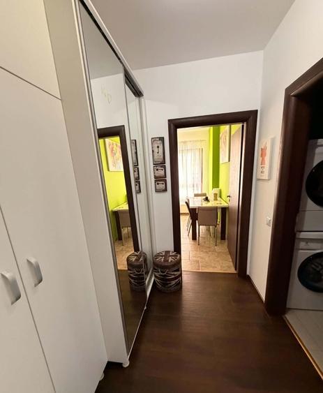 Apartament cu 3 camere semidecomandat în Berceni