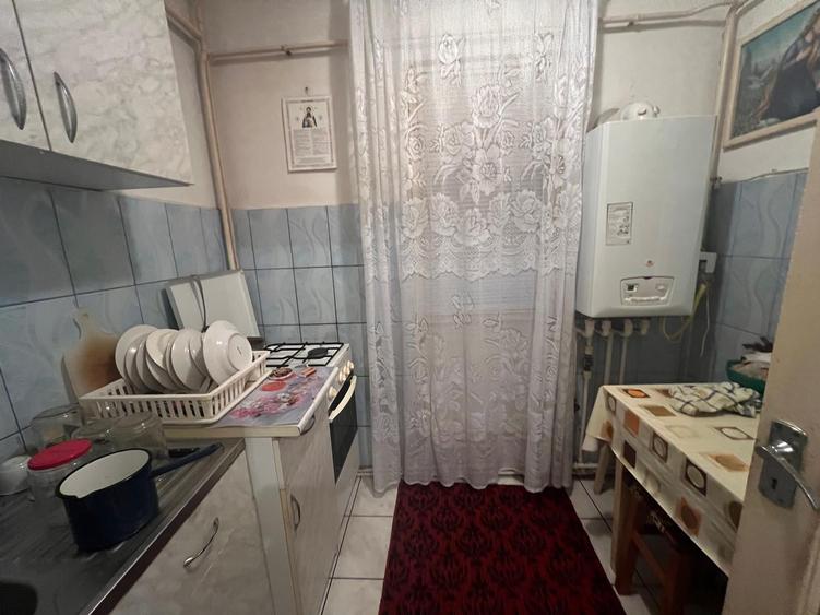 Apartament cu 3 camere semidecomandat în Micro 38