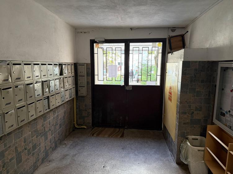 Apartament cu 3 camere semidecomandat în Pantelimon