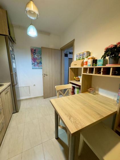 Apartament cu 3 camere semidecomandat, mobilat în Băneasa