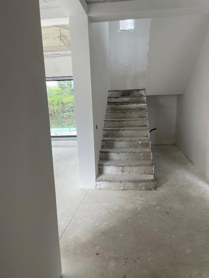 Casă individuală cu 5 camere cu Canalizare în Central