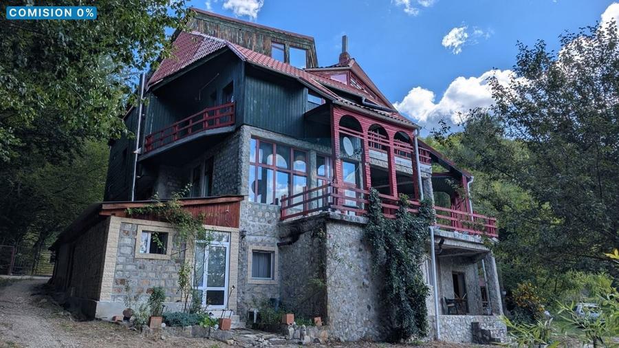 Casă cu 10 camere cu Teren 1857 Mp în Lepșa
