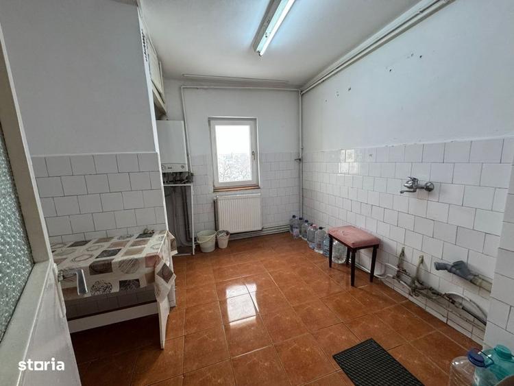 Apartament cu 4 camere decomandat în Micro 16