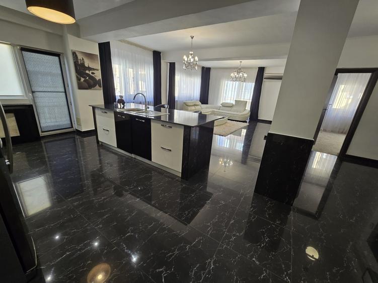 Apartament cu 3 camere decomandat în Roșu