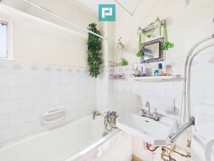 Apartament cu 3 camere semidecomandat, mobilat în Central