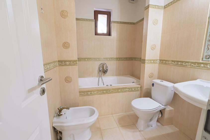 Casă individuală cu 5 camere cu Canalizare în Dumbrăvița