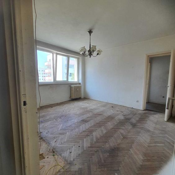 Apartament cu 3 camere semidecomandat în Mihai Bravu