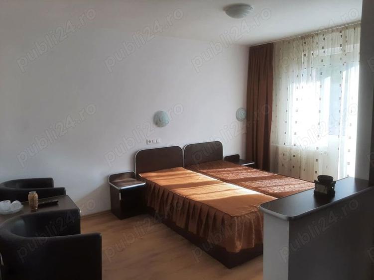Casă cu 15 camere cu Teren 500 Mp în Platoul Izvor