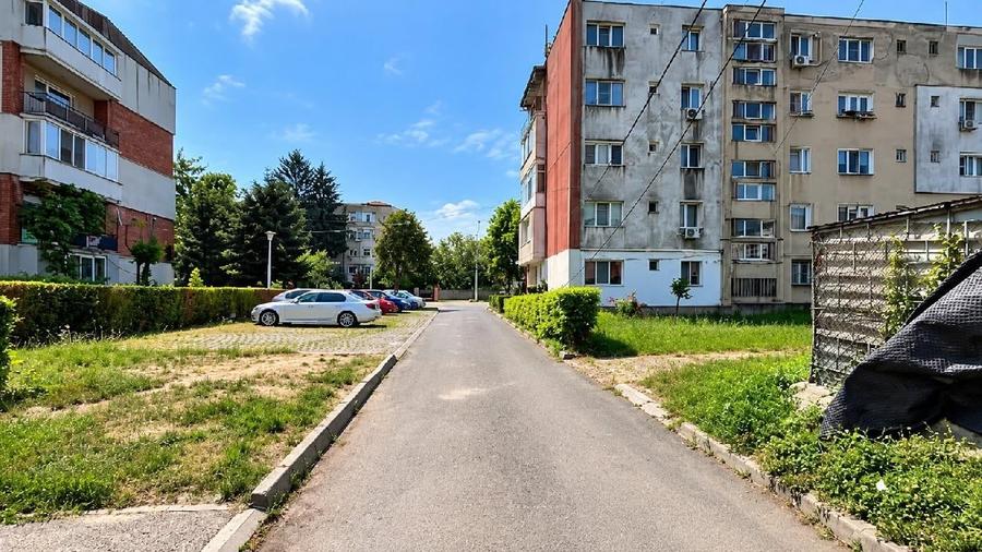 Apartament cu 3 camere semidecomandat în Gojdu