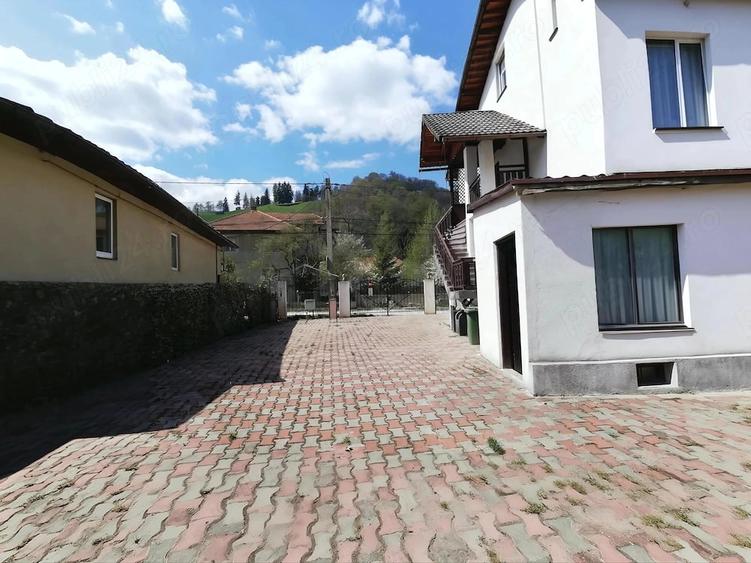 Casă cu 10 camere cu Teren 480 Mp în Bran