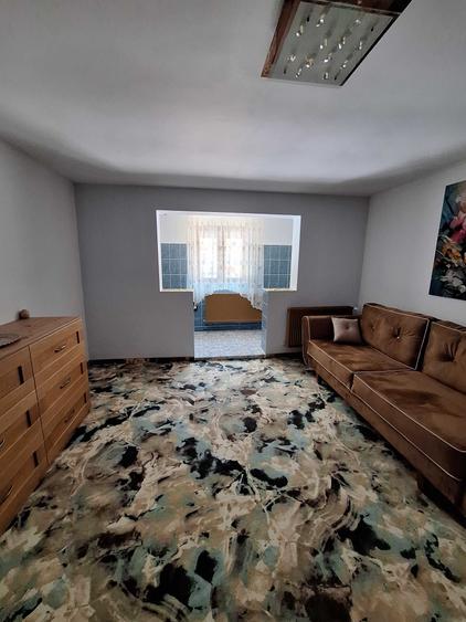 Apartament cu 3 camere semidecomandat în Central