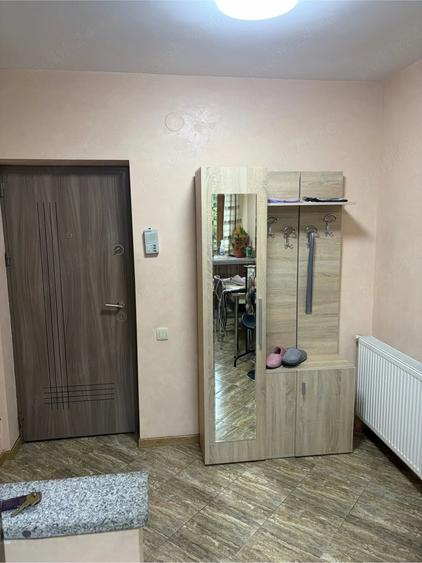Apartament cu 3 camere semidecomandat în Piața Centrală