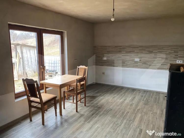 Casă cu 5 camere cu Teren 7100 Mp în Central