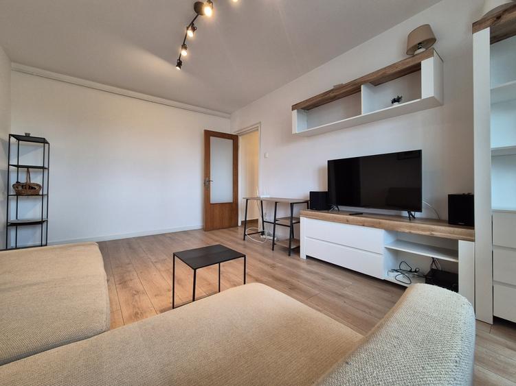Apartament cu 4 camere semidecomandat, mobilat în Pantelimon