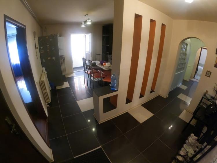 Apartament cu 3 camere decomandat în Central
