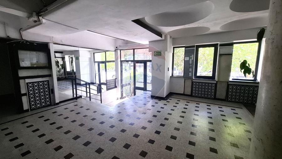 Apartament cu 4 camere semidecomandat în P-ța Victoriei