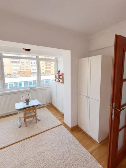 Apartament cu 4 camere semidecomandat, mobilat în Tractorul