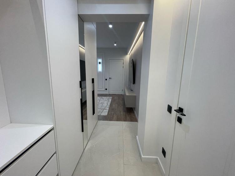 Apartament cu 3 camere semidecomandat în Pipera
