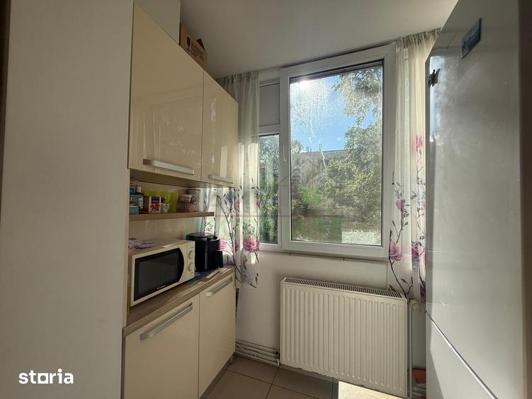 Apartament cu 3 camere semidecomandat, mobilat în Tractorul