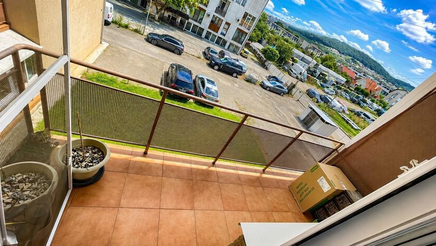Apartament cu 3 camere decomandat, mobilat în Florești