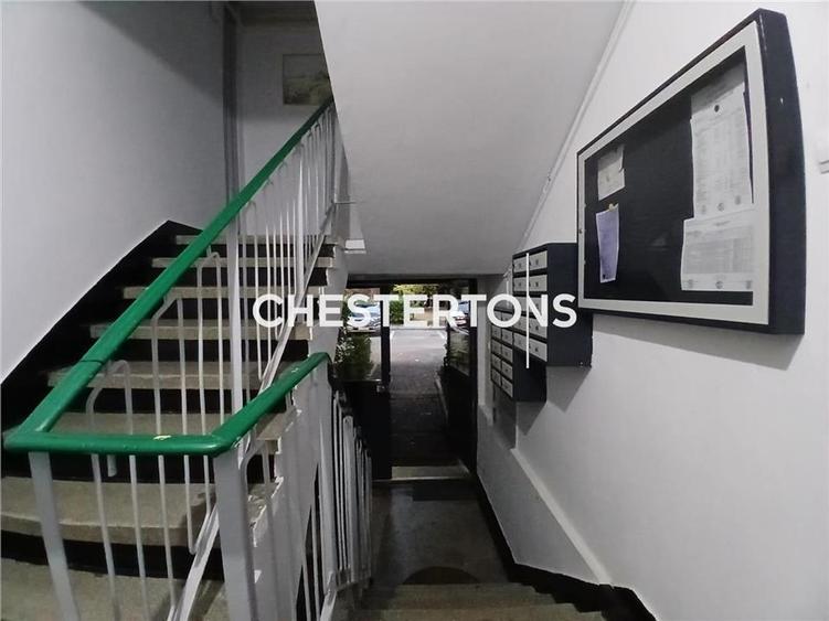 Apartament cu 3 camere semidecomandat în Berceni