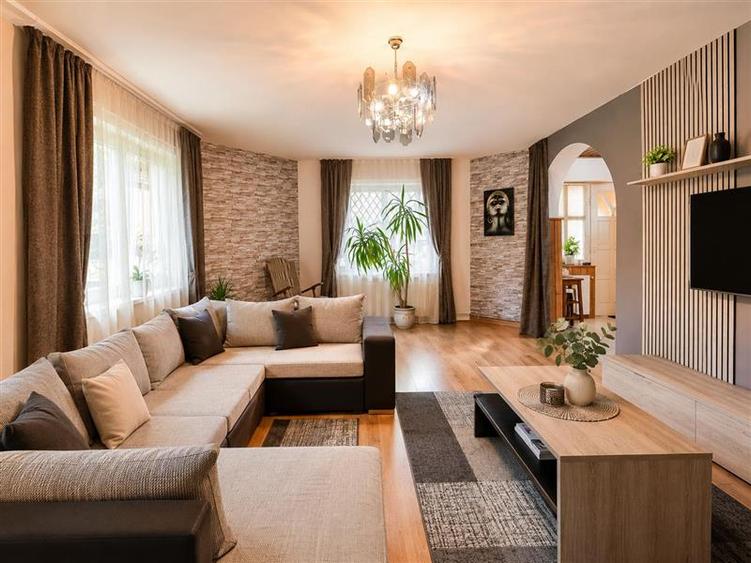 Casă individuală cu 5 camere cu Canalizare în Central