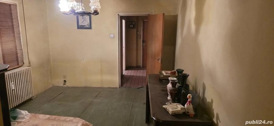 Apartament cu 3 camere semidecomandat în Titan