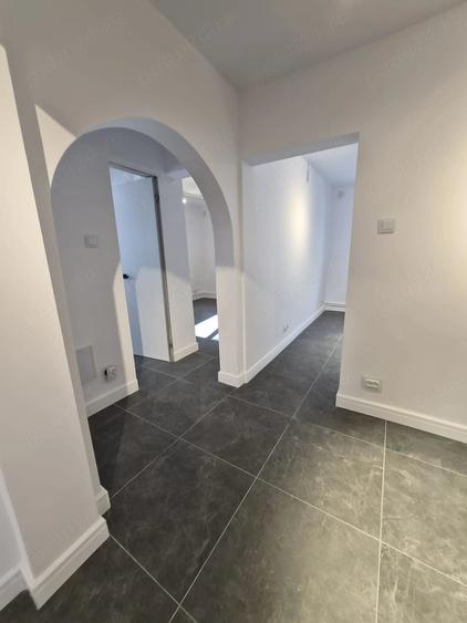 Apartament cu 5 camere decomandat în Est