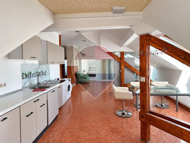 Apartament cu 4 camere semidecomandat, mobilat în Semicentral