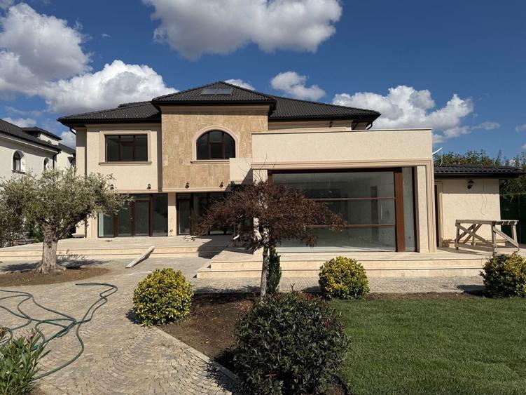 Casă individuală cu 12 camere cu Piscina în Tunari