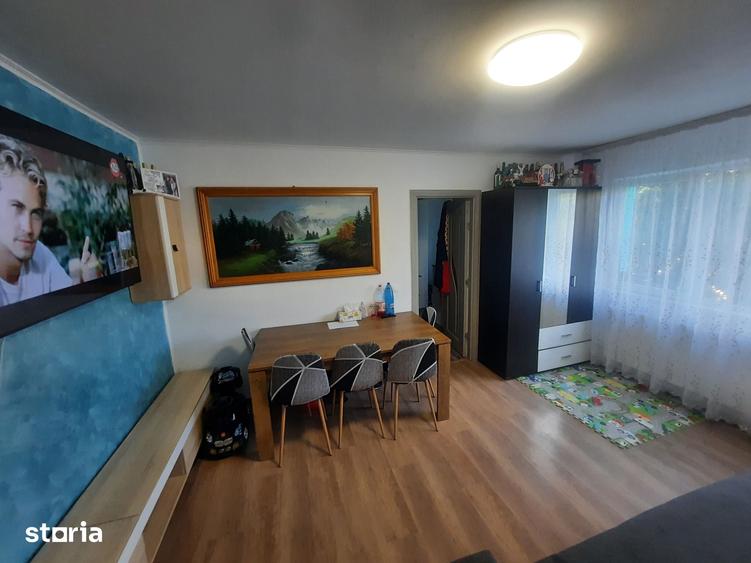 Apartament cu 3 camere semidecomandat în Micro 15