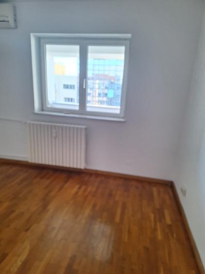 Apartament cu 4 camere decomandat în Calea Călărașilor