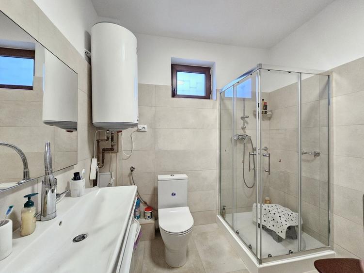 Casă individuală cu 7 camere cu Canalizare în Vintilă Vodă