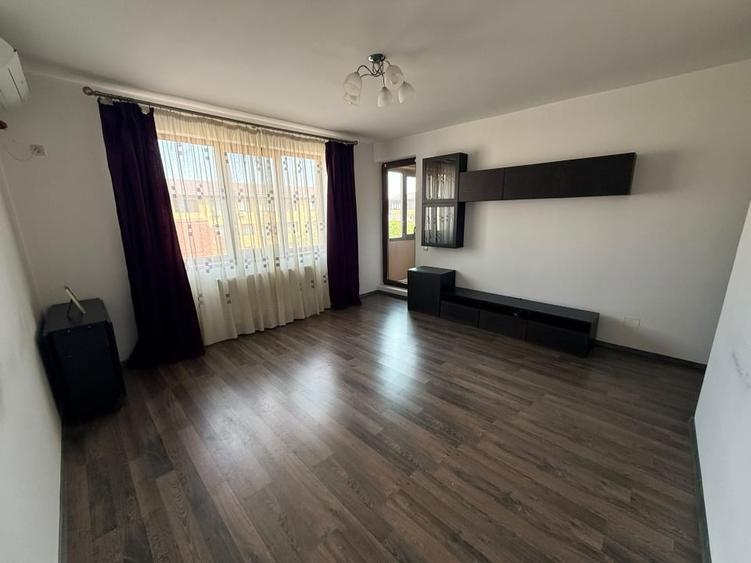 Apartament cu 3 camere decomandat, mobilat în Roșu