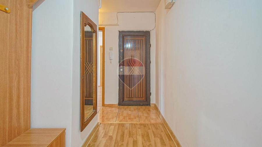 Apartament cu 3 camere semidecomandat, mobilat în Central