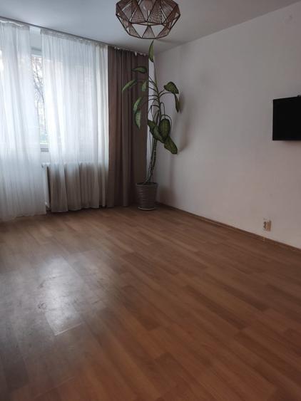 Apartament cu 3 camere semidecomandat în Drumul Taberei