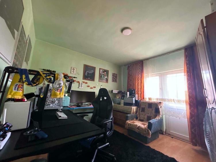 Apartament cu 4 camere semidecomandat în Central