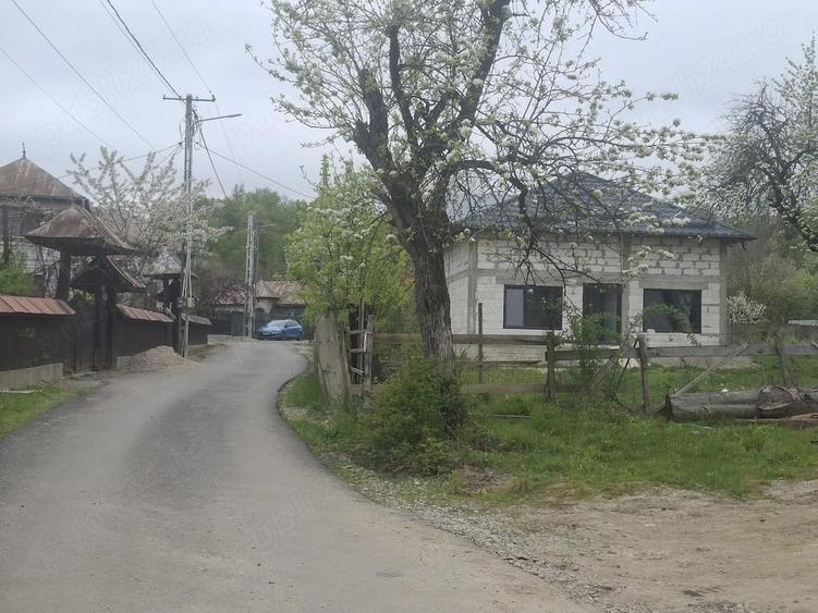 Casă cu 3 camere cu Teren 660 Mp în Tătărani