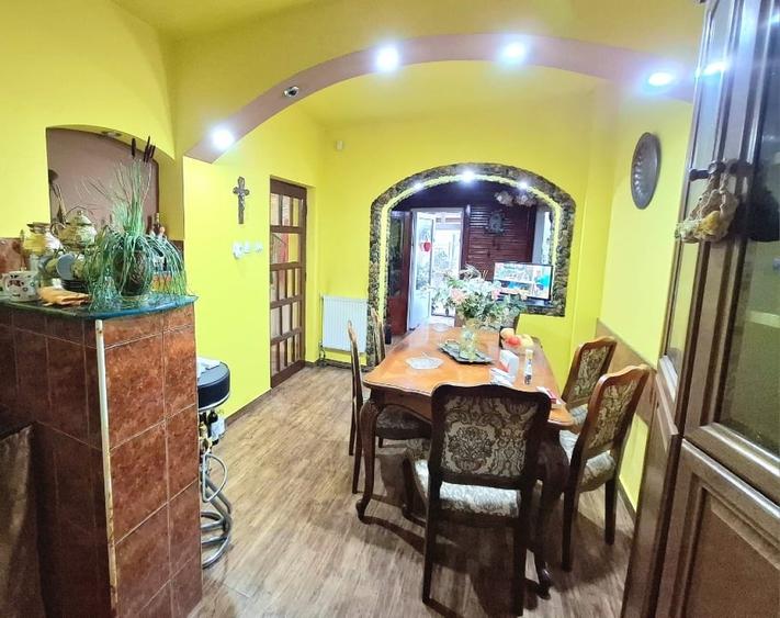 Casă individuală cu 5 camere cu Teren 750 Mp în Central
