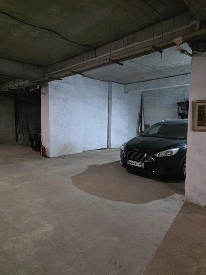 Apartament cu 3 camere semidecomandat în Rași