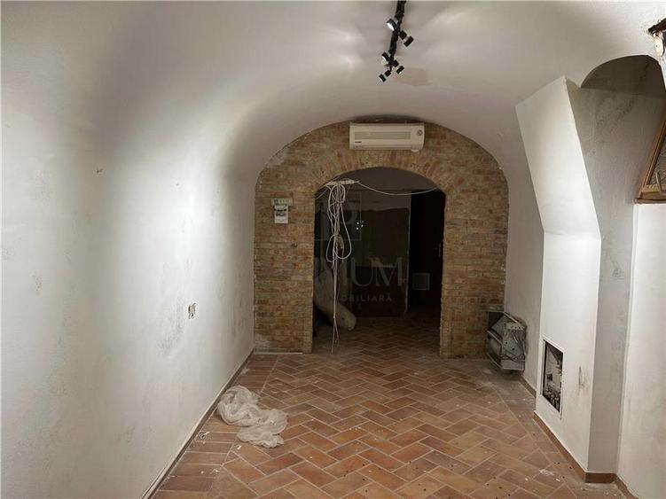 Spațiu comercial, de 380 mp, în P-ța Unirii