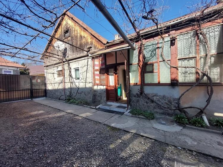Casă cu 2 camere cu Teren 300 Mp în Central