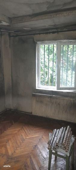 Apartament cu 3 camere semidecomandat în Micro 6