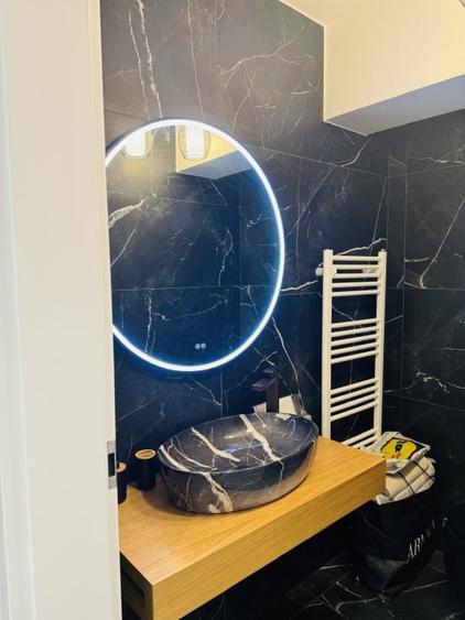 Apartament cu 3 camere semidecomandat, mobilat în Zorilor
