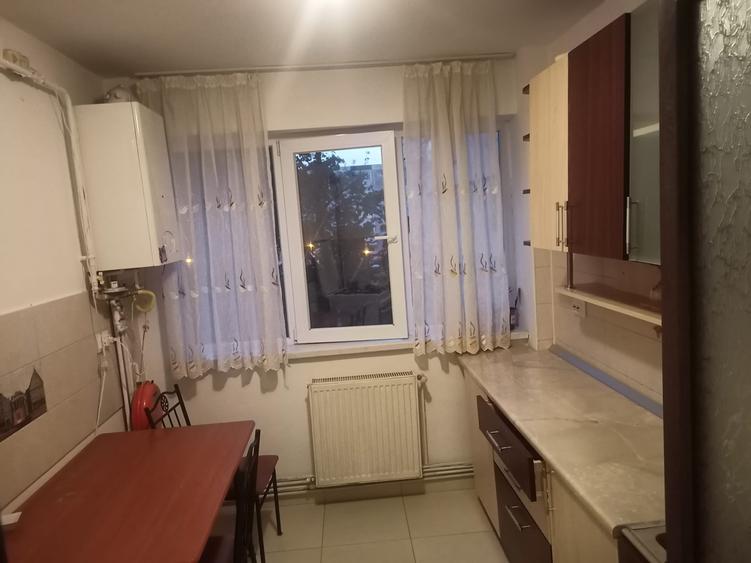 Apartament cu 2 camere semidecomandat în Podu Roș