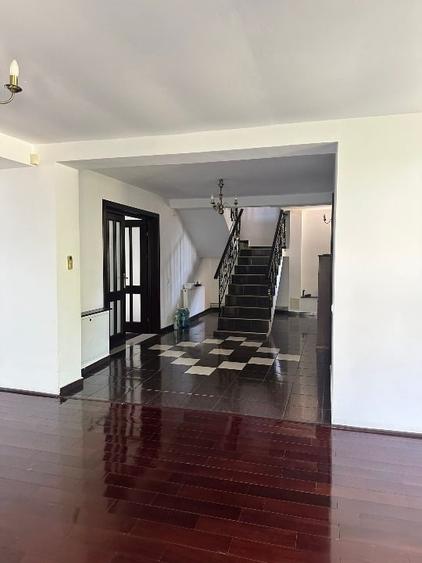 Duplex cu 7 camere cu Canalizare în Central